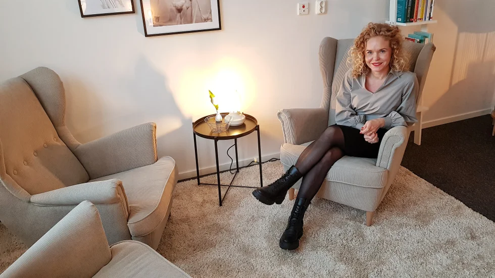 Efter några års funderingar tog Ester Hellström steget och startade eget för att utveckla drömmen om att ha djupa samtal med människor. "Relationer är livet. Alla borde gå i samtal, det är en investering", säger hon.