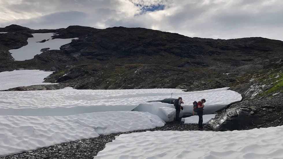 Matilda Sundström och Mica Vesterlund letar fynd där glaciärer och snölegor tinat bort i skuggan av klimatförändringarna.