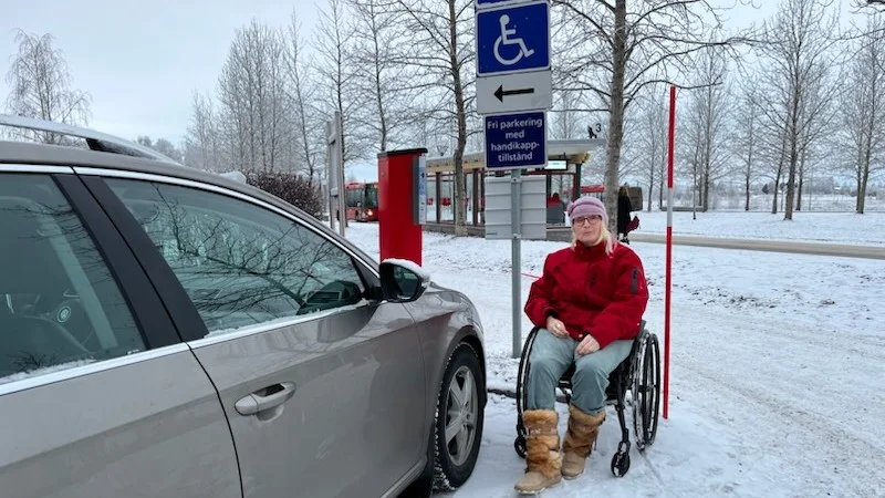 Ulrica Anderssons parkeringstillstånd är giltigt till och med söndag, hon har ansökt om ett nytt men fått avslag. "Jag blir arg och provocerad", säger hon.
