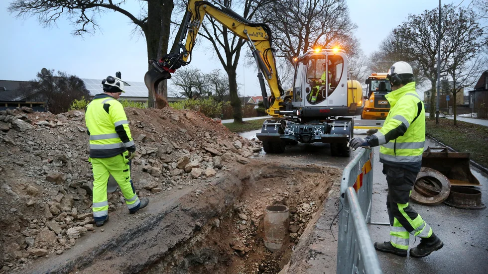 Mitt i gatan har avloppsledningen blottats. 