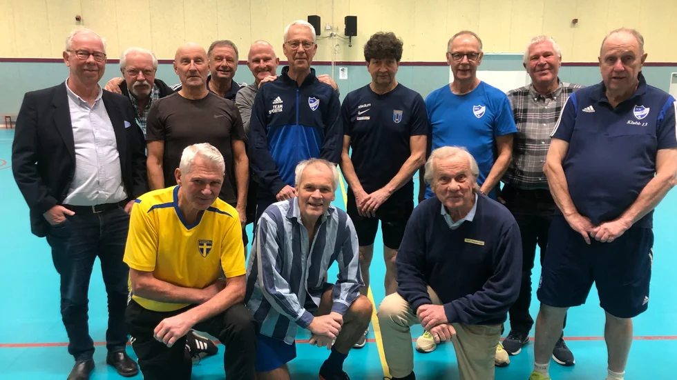 Under lördagen hade Klubb 13 sitt första pass med gåfotboll. Stående från vänster: Håkan Svensson, Jack Sundberg, Jan Alinski, Johan Ejdenwik, Matts Lundevall, Tomas Larsson, Benny Axelsson, Peter Stenberg, Peter Söderlund och Lennart Lindh. Sittande från vänster: Sten Johansson, Lars Stenbäck och Lars Liljegren. 
