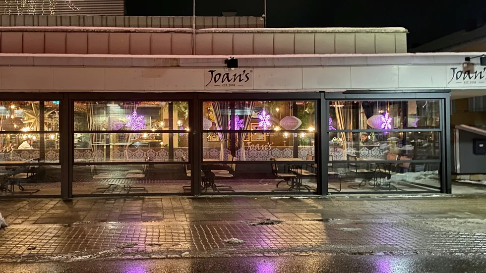 Restaurangen Joan´s är något av en institution i Vingåker, en samlingspunkt dit folk går för att dejta, ha AW, födelsedagsmiddag eller träff med kompisgänget. 