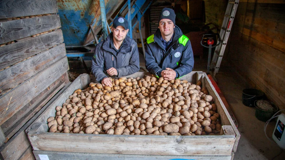 Bröderna Oscar och Carl Svensson prisas som "Årets unga lantbrukare 2022" för att de med framgång sedan två år driver företaget Norrbys och Rosendals gårdar i Follingbo.
