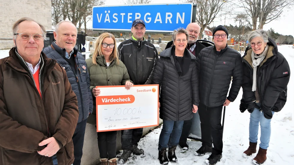 Det blev samling i hembygdsgården när tillkännagivandet äntligen kom. På bilden: Håkan Nordenberger, Lasse Sandström, Ingela Penje och Per Widing från hembygdsföreningen. Birgitta Nordling, Ola Eriksson och Anders Thomasson från juryn, samt Grace Carlberg.