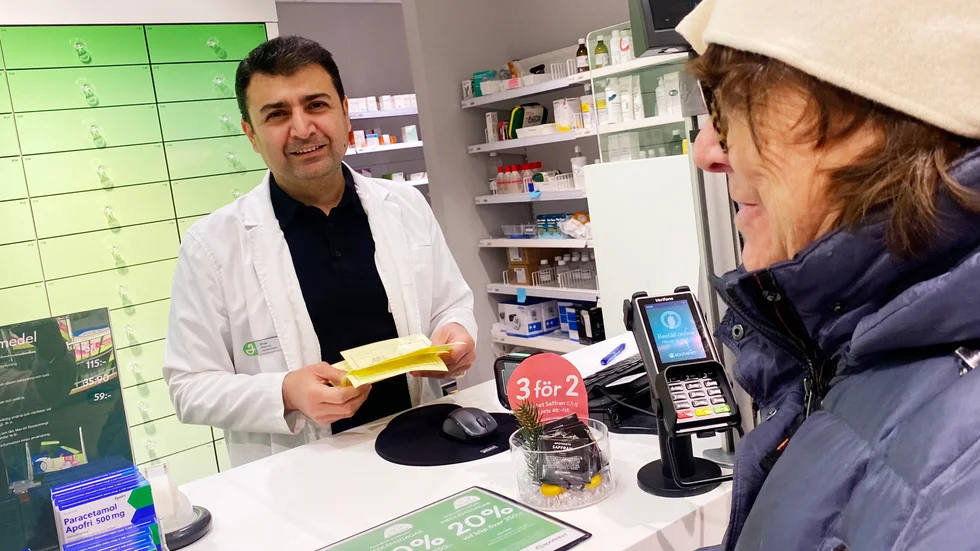 Att värna patientsäkerheten är det viktigaste i Shvan Mayis arbete som apotekare, tycker han. Här hjälper han Katarina Wikström med hennes recept.