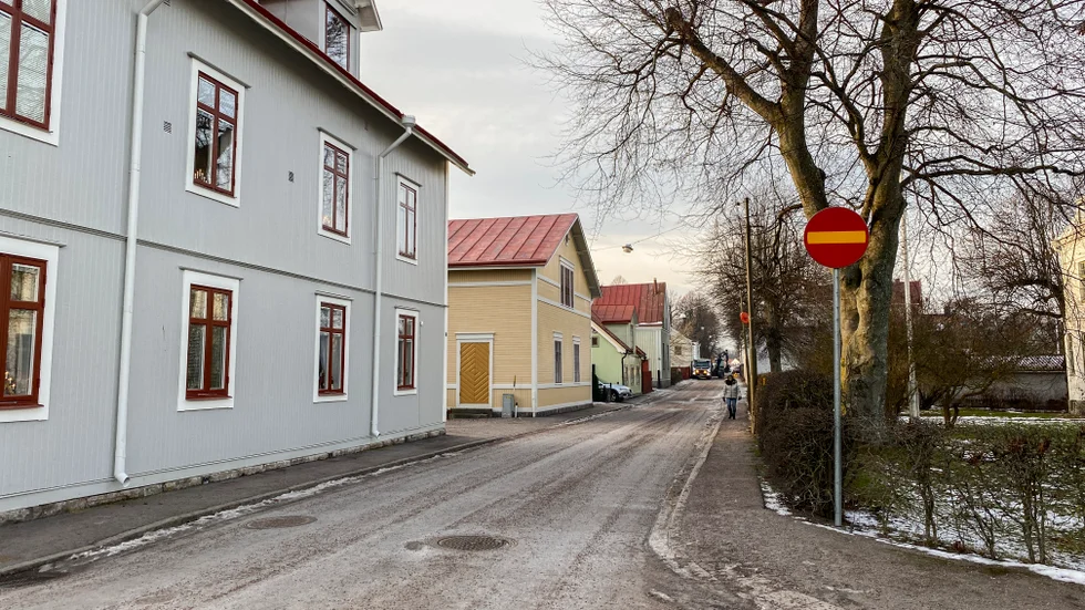 Den som av gammal vana brukar ta Motalagatan in till centrum får nu välja en annan väg.