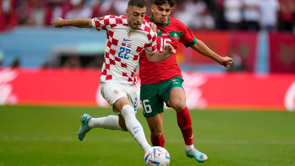 Kroatiens Josip Juranovic (till vänster) och Marockos Abde Ezzalzouli när lagen möttes i VM-premiären. Den matchen slutade 0–0. Nu gör lagen upp om VM-bronset. Arkivbild.