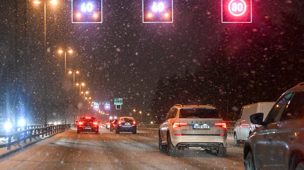 Det hala väglaget har lett till flera trafikolyckor på vägarna runt om i landet.