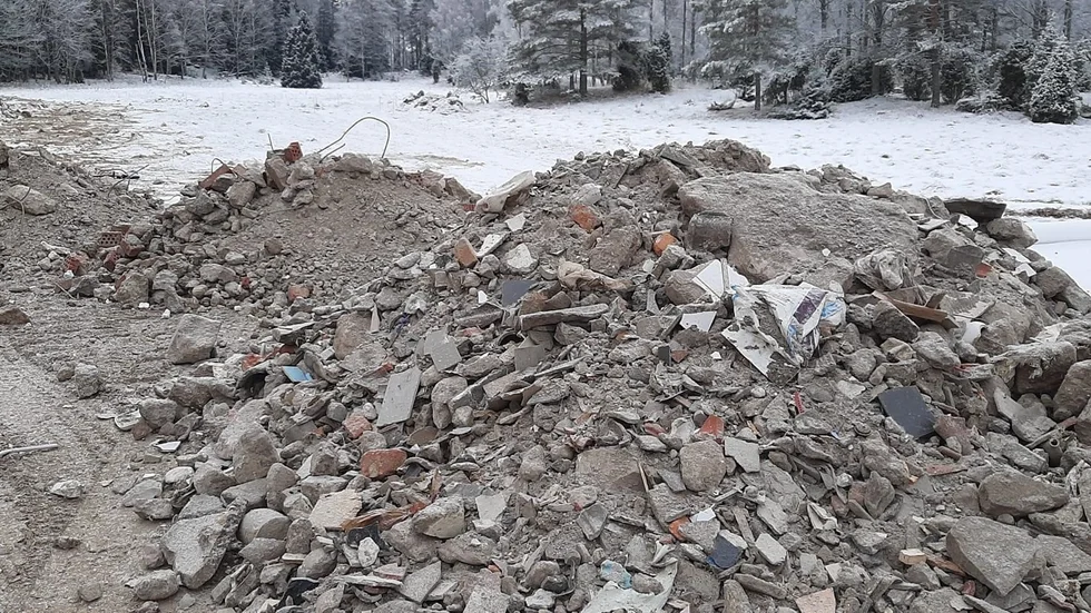 Så här såg det ut i en hästhage kring 10 december. 13 december förbjöd Knivsta kommun med omedelbar verkan företaget Stockholms fastighetsanalys AB från att fortsätta ta emot byggavfall på sin gård i Nyhagen, utanför Knivsta.