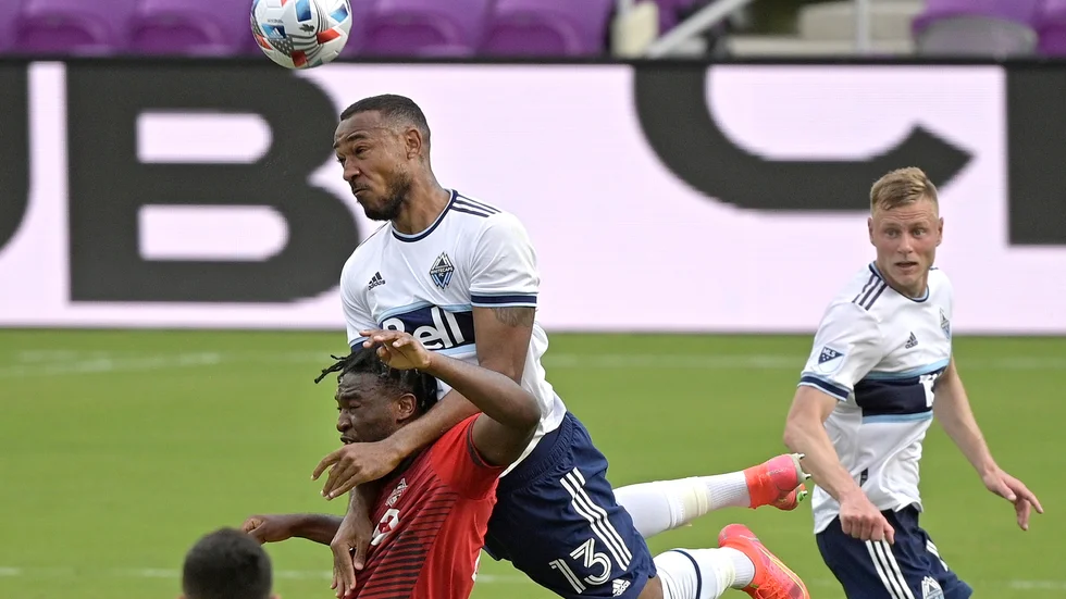 Försvararen Derek Cornelius vinner en nickduell för sin tidigare MLS-klubb Vancouver Whitecaps. Nu är kanadensaren klar för allsvenska Malmö FF. Arkivbild.