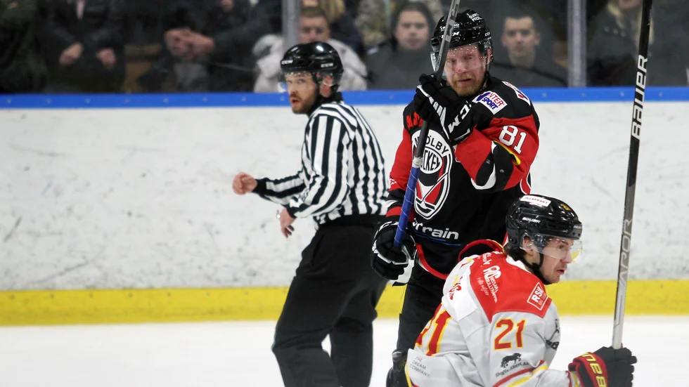 Philip Dimtrén i Mjölby HC i närkamp. Alvesta vann med 3-2 och tar steget till division 1. I MHC säger Motalasonen Marcus Schelin att det här var karriärens sista match.