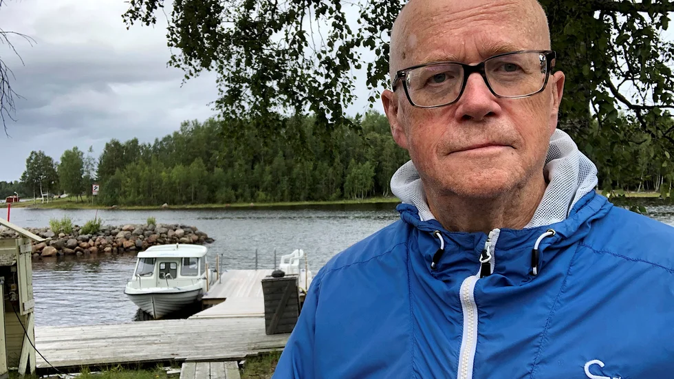 Lars Pekka är en av alla båtägare med plats i Marahamn som drabbas av den 25-procentiga höjningen och han är kritisk till att staten ska ha pengar även från detta.
