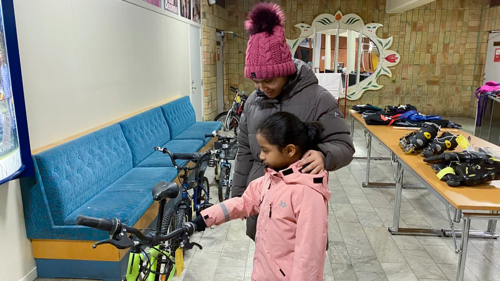 Mamma Swetha Ravani Puttaswamy och dottern Sanidhya Knanan Uidhyaprabha var på jakt efter en ny cykel och besökte därför söndagens cykelbytardag i Nyköping.