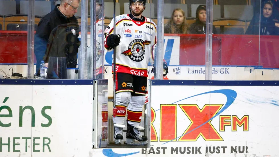 Tungt. Jacob Micflikier ser ut att undra vad som pågår.