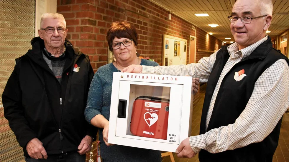 HJÄRTEFRÅGA. Det var Rune Öhman, ordförande i Hjärt- och lungföreningen och Bo Ekenäs, huvudansvarig för föreningen utbildningar, som överräckte en hjärtstartare till Östra skolan. Rektor Gunilla Andersson tog emot den och placeringen blir i sporthallen där det rör sig mycket folk.