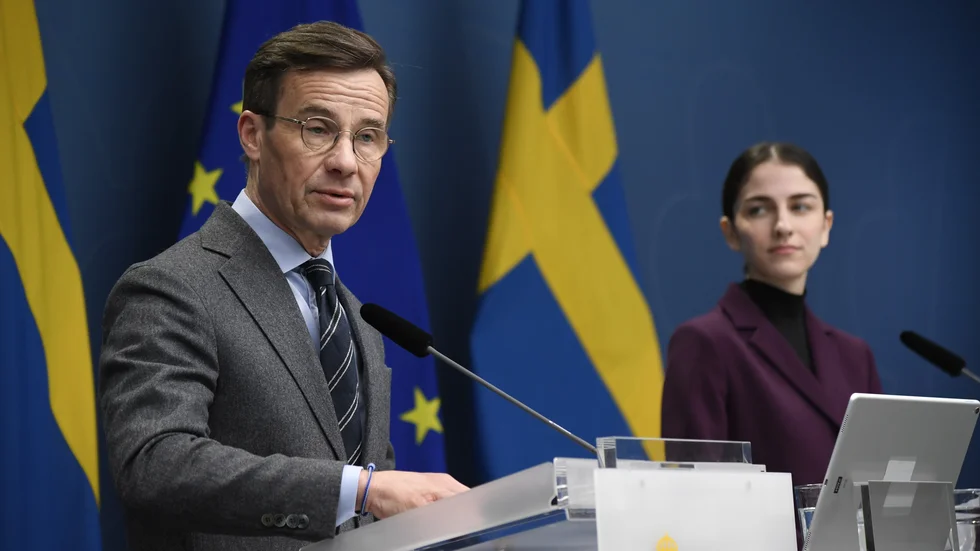 Statsminister Ulf Kristersson (M) och miljö- och klimatminister Romina Pourmokhtari (L) under pressträff där förslag om ändrad kärnkraftslagstiftning presenteras.