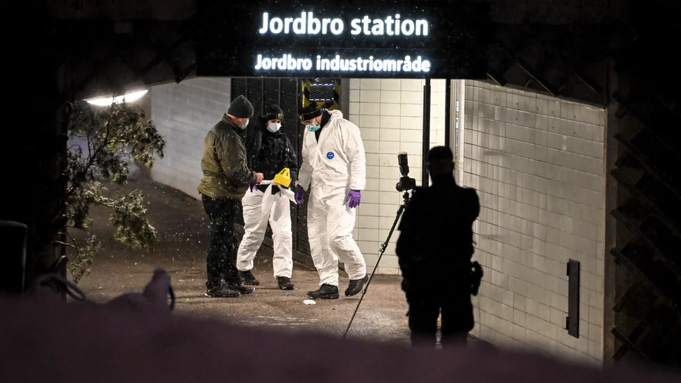 Två personer sköts i närheten av pendeltågsstationen i Jordbro i Haninge söder om Stockholm sent på onsdagseftermiddagen.