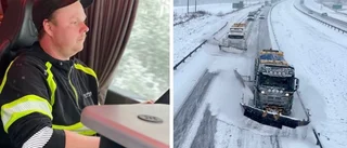BILDEXTRA: Följ med i Gustavs plogbil på E4 i snövädret