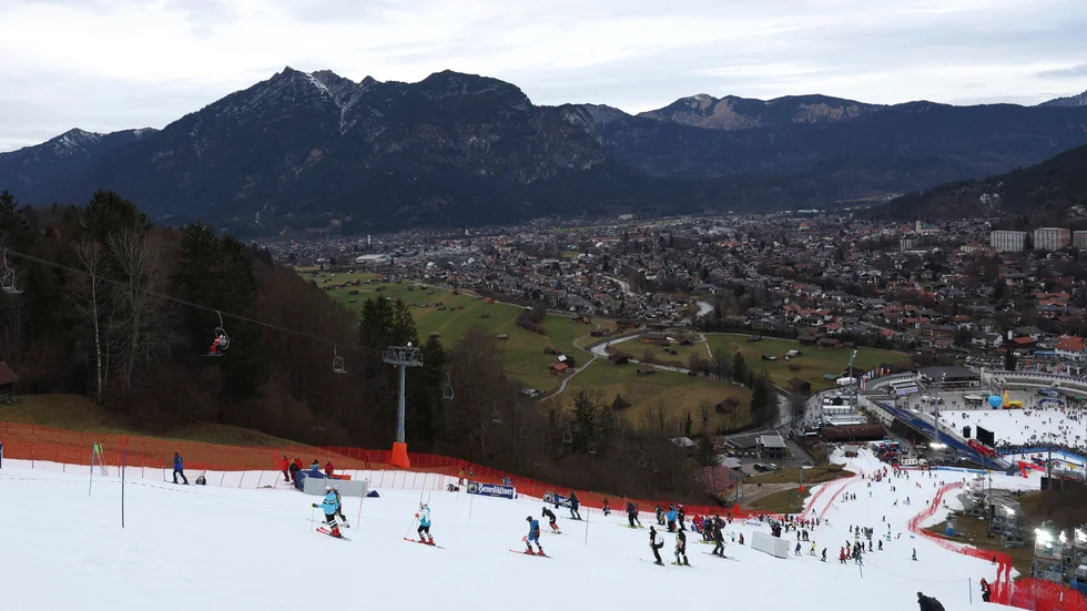 Garmisch-Partenkirchen klarade att arrangera en herrslalom i världscupen i förra veckan, men ställer redan nu in två tävlingar (störtlopp och storslalom) i slutet av januari på grund av snöbrist. Arkivbild.