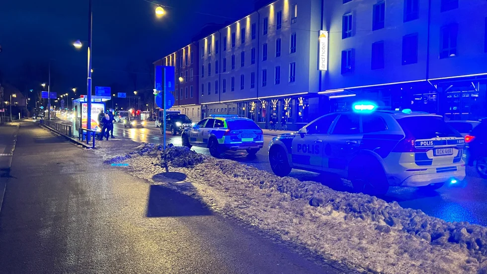 Polisen väntade vid busshållplatsen Barnhemsgatan. Där fick ungdomarna kliva av. 