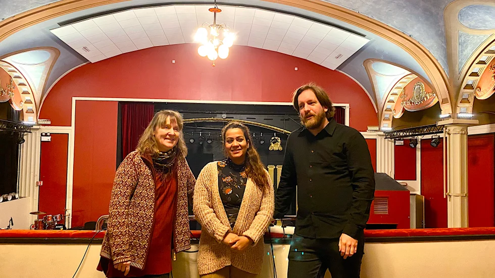 Titti Knutsson, konstnärlig ledare för Kairosprojektet, med nytillskottet Carolin Dasander och projektledaren och producenten Kim Almgren, inne i Stage Skandias lokaler.