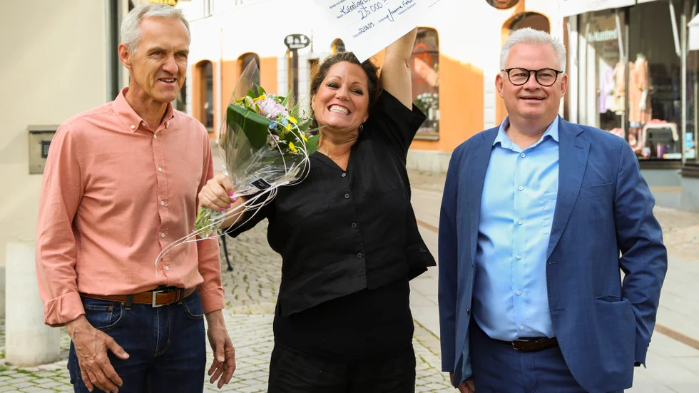Katrin Merzbach, initiativtagare till Kvinnliga entreprenörer i Vadstena, fick i fjol motta pris av Leif Karlsson från Vadstena Sparbanks ovationskommitté och vd Mikael Engdahl.