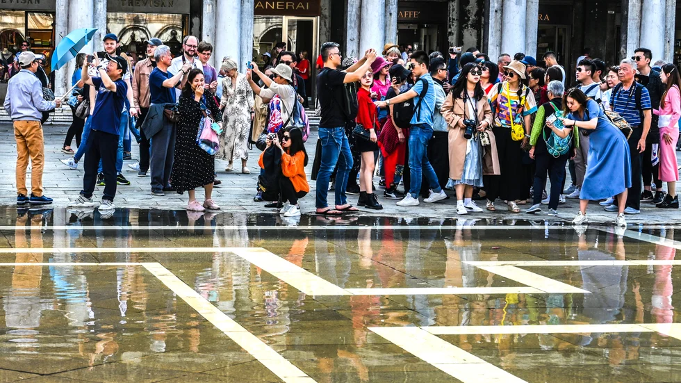 Mia Karlsvärds dokumentära bilder från Venedig har ställts ut i Venedig.