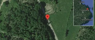 Personbil stillastående på väg 76 - helt stopp i ett körfält