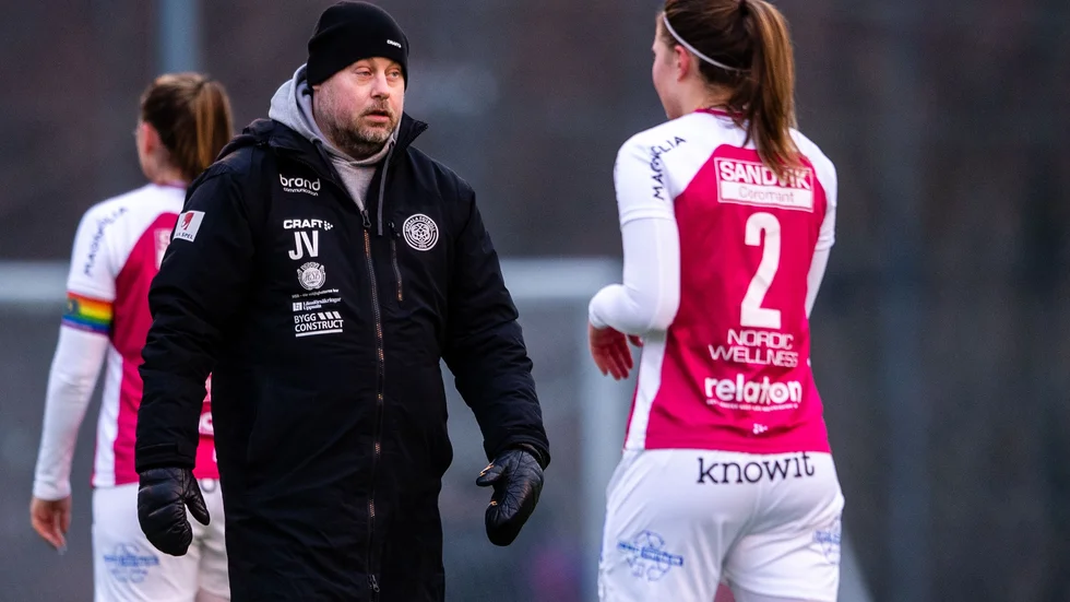Jonas Valfridsson tillsammans med Ellen Arbman Hansing som förlängt sitt kontrakt. 