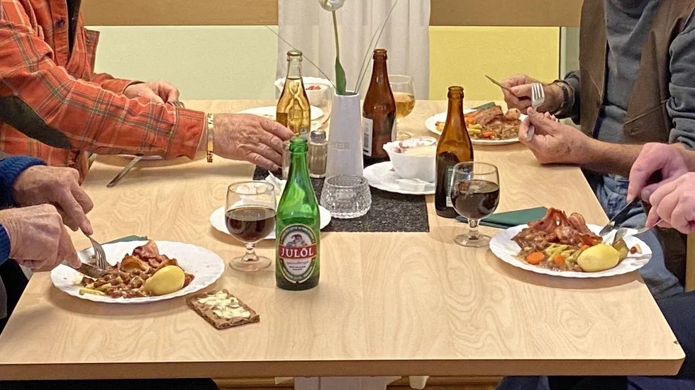 Politiker måste måste förstå att livskvaliteten och hälsan för de äldre går att påverka med relativt små medel, säger insändarskribenten apropå beslutet att stänga restauranger på äldreboenden.