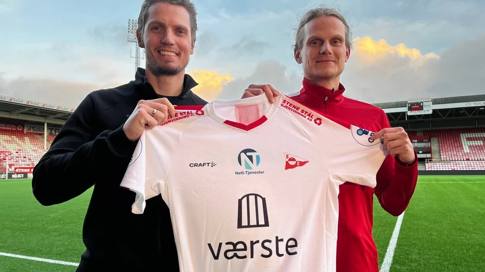 Tim Björkström byter blåsvart mot vitt och rött. 
