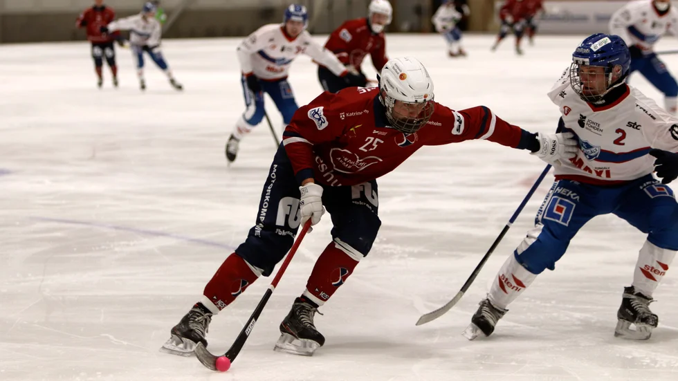 I vintras fyllde Linus Doktare 30 år och firade med att göra mål i segermatchen mot Kungälv. Det var också Linus som gjorde det historiska första målet i nya isarenan.