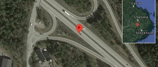Lastbil stillastående på E18 - helt stopp i ett körfält