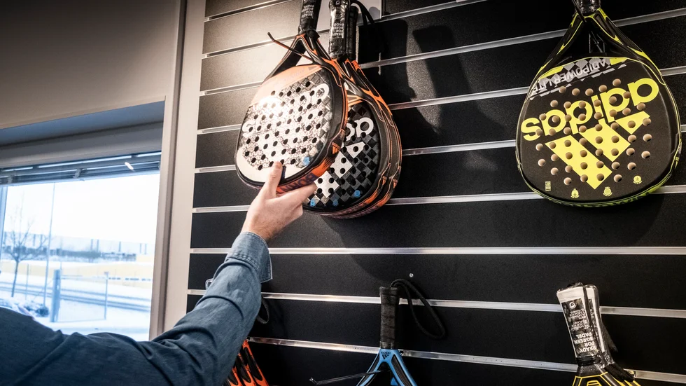 "Först när du testar har du chans att hitta en ny favorit. Mer tröttsamt kan det vara när minnen från forna satsningar samlar damm i garderoben. Kanske ett padel-rack, inlines eller extra snabba simglasögon", skriver insändarskribenten.