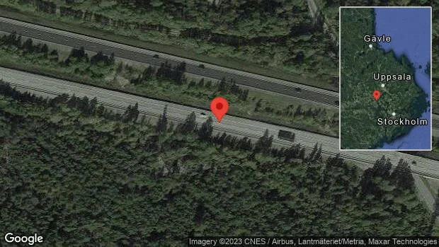 Personbil stillastående på E18