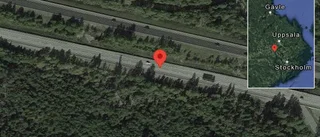 Personbil stillastående på E18 - problem i trafiken