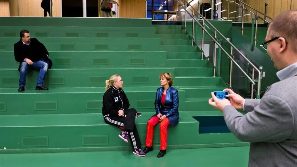 Idrottsläraren Lotta Olovsson och kultur- och idrottsminister Lena Adelsohn Liljeroth fick en pratstund i Rakethallen. Mattias Abrahamsson från Kirunamoderaterna förevigade ögonblicket.