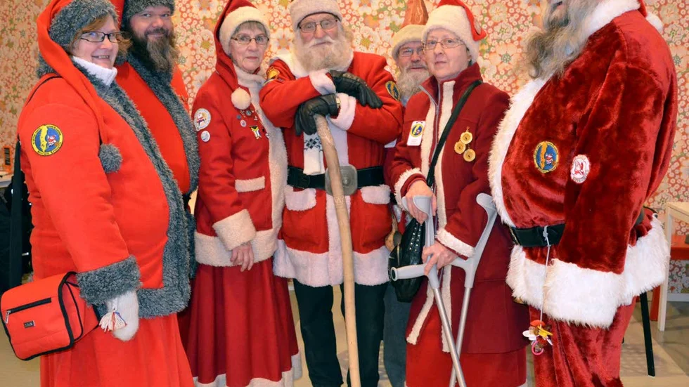 Svenska Tomtegillet på årsmöte i Gällivare. Snäretomtarna Lena Andersson och Bengt-Erik Johansson, tomtemor Wega Svensson och Gällivaretomten Sivert Svensson, Muddustomten Stig Rosenberg, tomtemor Margot Rosenberg och Färilatomten Ernst Westerlund.