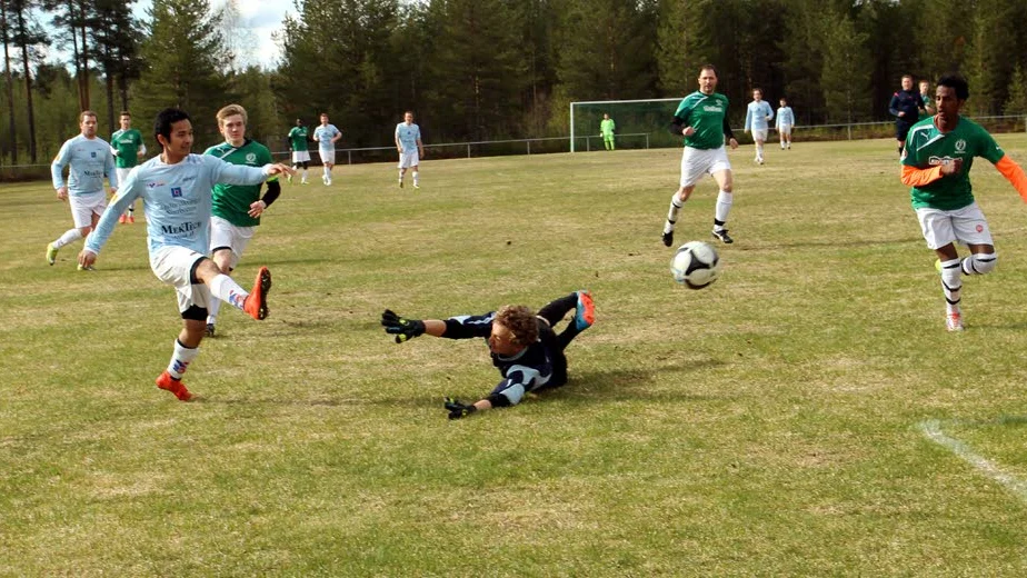 Mål, mål, mål. Full fart framåt gällde för Harads som besegrade Älvsbyn med 5–3. Här kommer Miw Sukloed fri och skjuter 3–1 bakom Älvsbymålvakten Anton Norén.