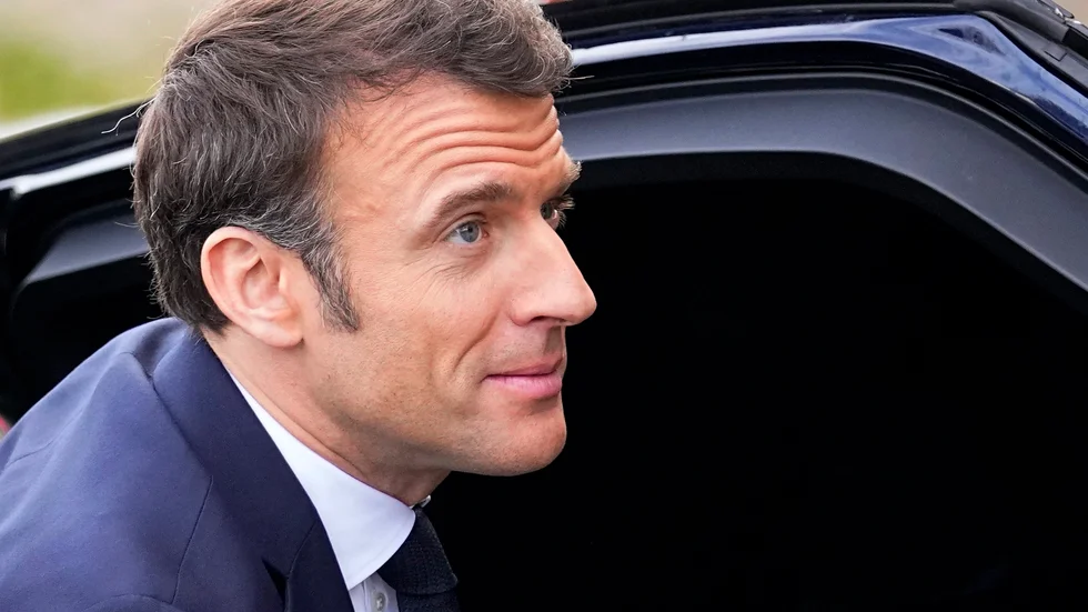 Frankrikes president Emmanuel Macron försöker i sista stund samla tillräckligt med stöd för sin pensionsreform.