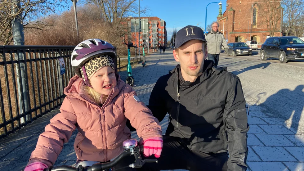 Fyraåriga Ellen Stockenberg Hanisch och pappa Richard Hanisch. – Vi kan lägga undan hela barnbidraget i dagsläget. 