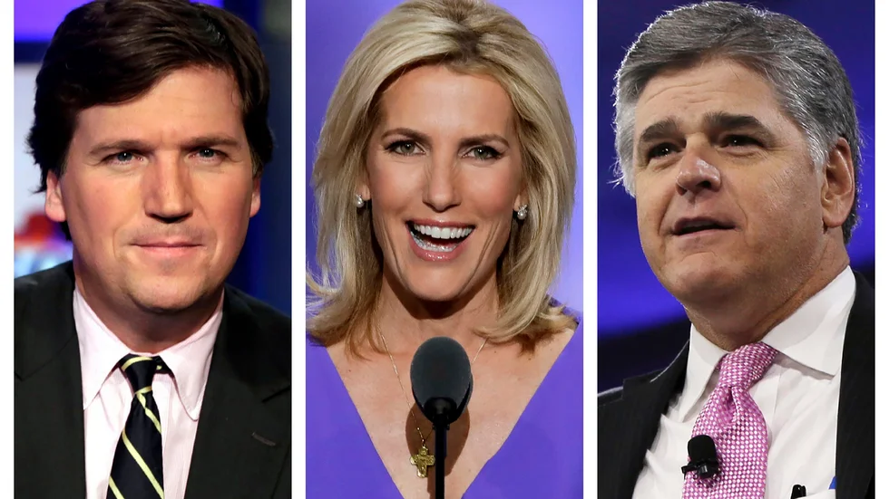 En ihopklippt arkivbild med Fox-profilerna Tucker Carlson, Laura Ingraham och Sean Hannity, vars privata sms offentliggjorts i samband med en utredning mot Fox News.