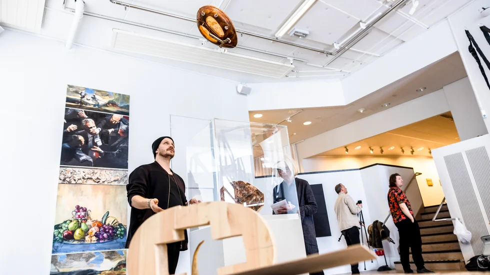 Slöjdaren Anders Svonni medverkar med två samiska trummor och en hel del material och delar från sin arbetsprocess i utställningen "KVAL" som har vernissage lördag 18 mars på Konsthallen.