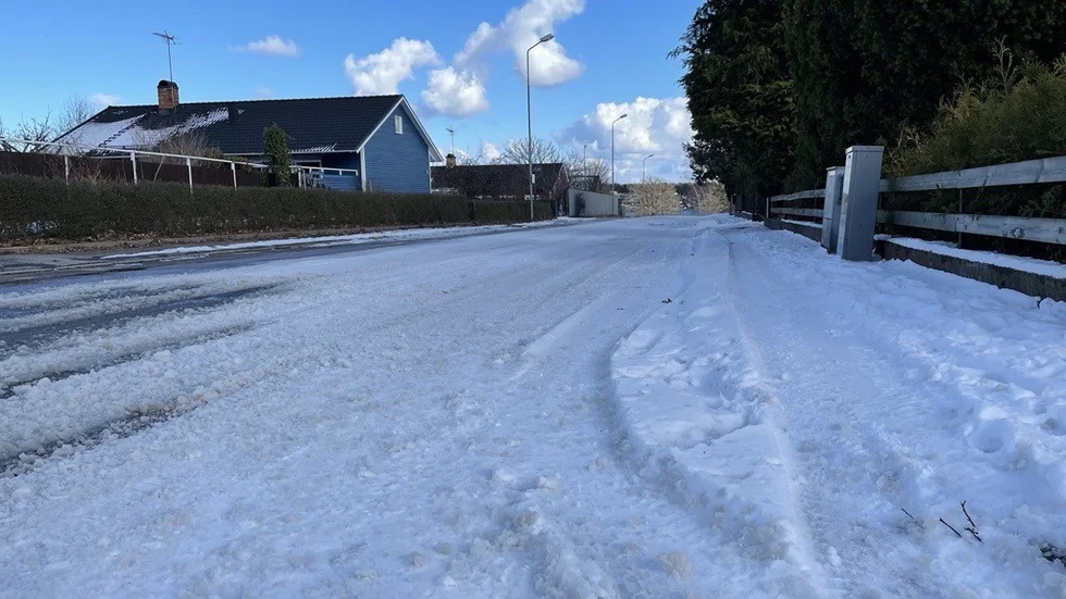 Varför är det inte sandat på Königsmarksgatan och gatorna runt omkring undrar en Västerviksbo.