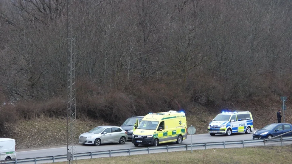 Blåljuspersonal på plats efter olyckan.