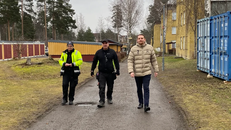 Trion som jobbar för ett bättre Dunderbacken.  Från vänster Malgorzata Szczesna, Bejkim Bushi och Alex Jonsson. Nu rustas både hyreslägenheterna och bostadsområdet ordentligt.