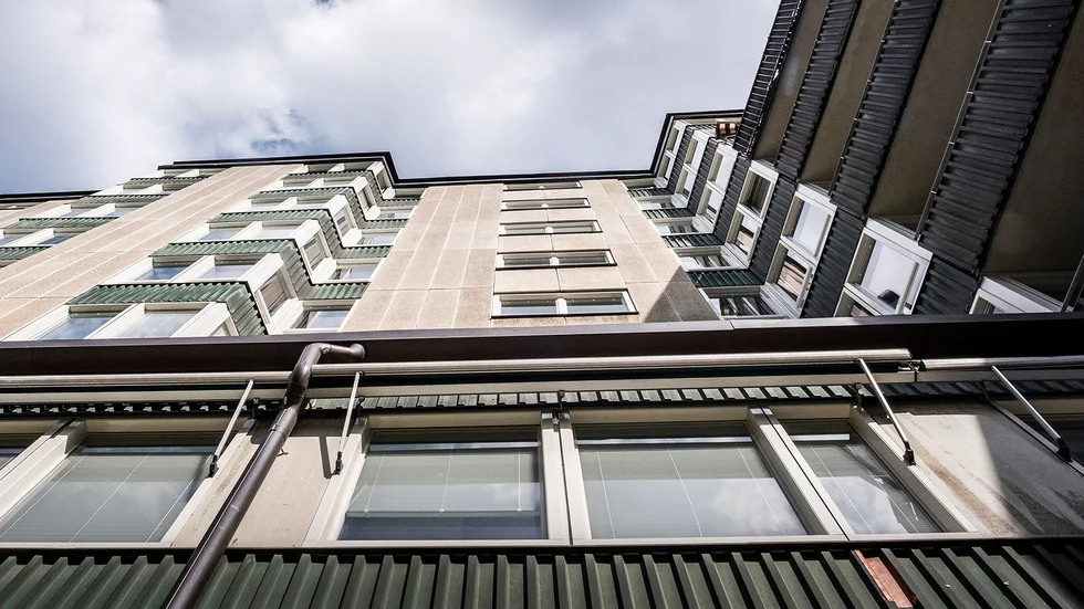 Långa köer till hyresrätter och höga priser med hög belåningsgrad som följd präglar svensk bostadsmarknad, skriver ledarskribenten.