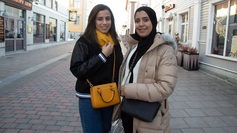 Imen Amara, Piteå, och kompisen Douha Zaibi: "Vi har bott grannar i Tunisien och nu hälsar Douha på mig och min syster i Piteå. Det är hennes första besök hos oss och vi kommer att umgås, laga god tunisisk mat och åka pulka med barnen". 