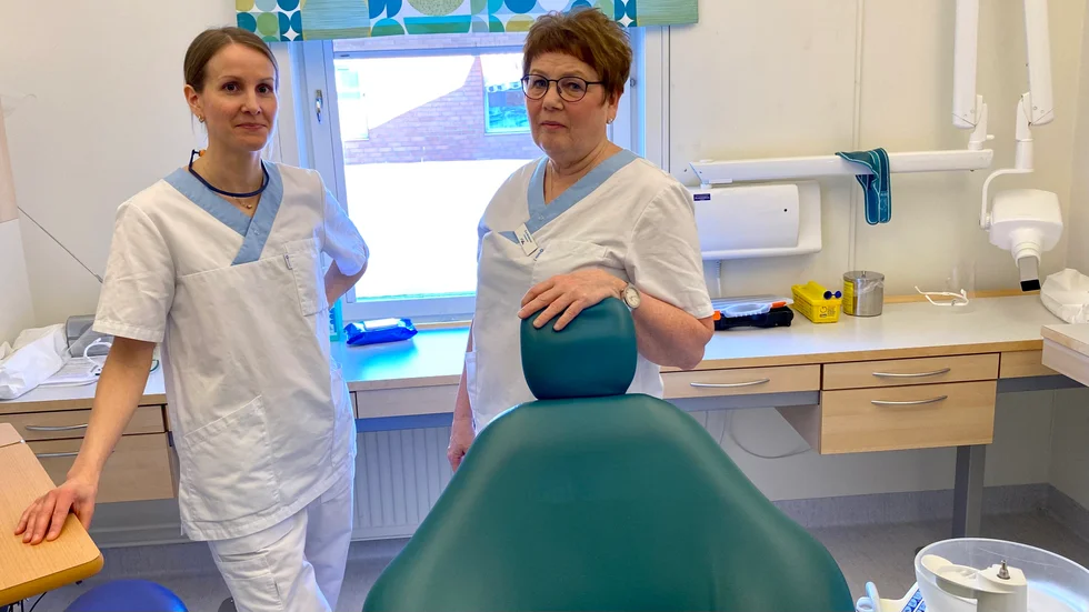 Tandläkaren Nina Villdén och enhetschefen Eva Stridsman vid folktandvården i Öjebyn, ser främst fördelar med förändringen. "Det känns onödigt att behandla friska patienter, nu får vi istället mer resurser att lägga på dem som verkligen behöver hjälp", säger Eva Stridsman.