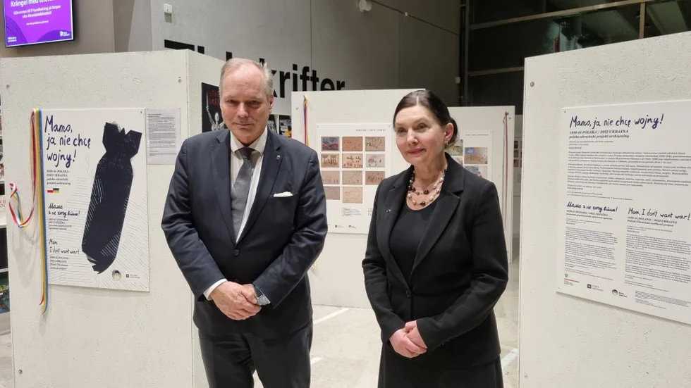 Landshövding Anders Flanking och Polens ambassadör i Sverige, Joanna Hofman invigde utställningen.